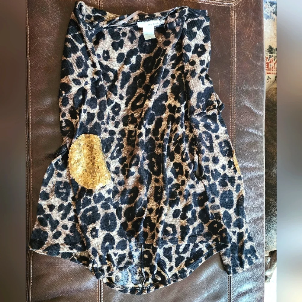 Size large top - Picture 1 of 2